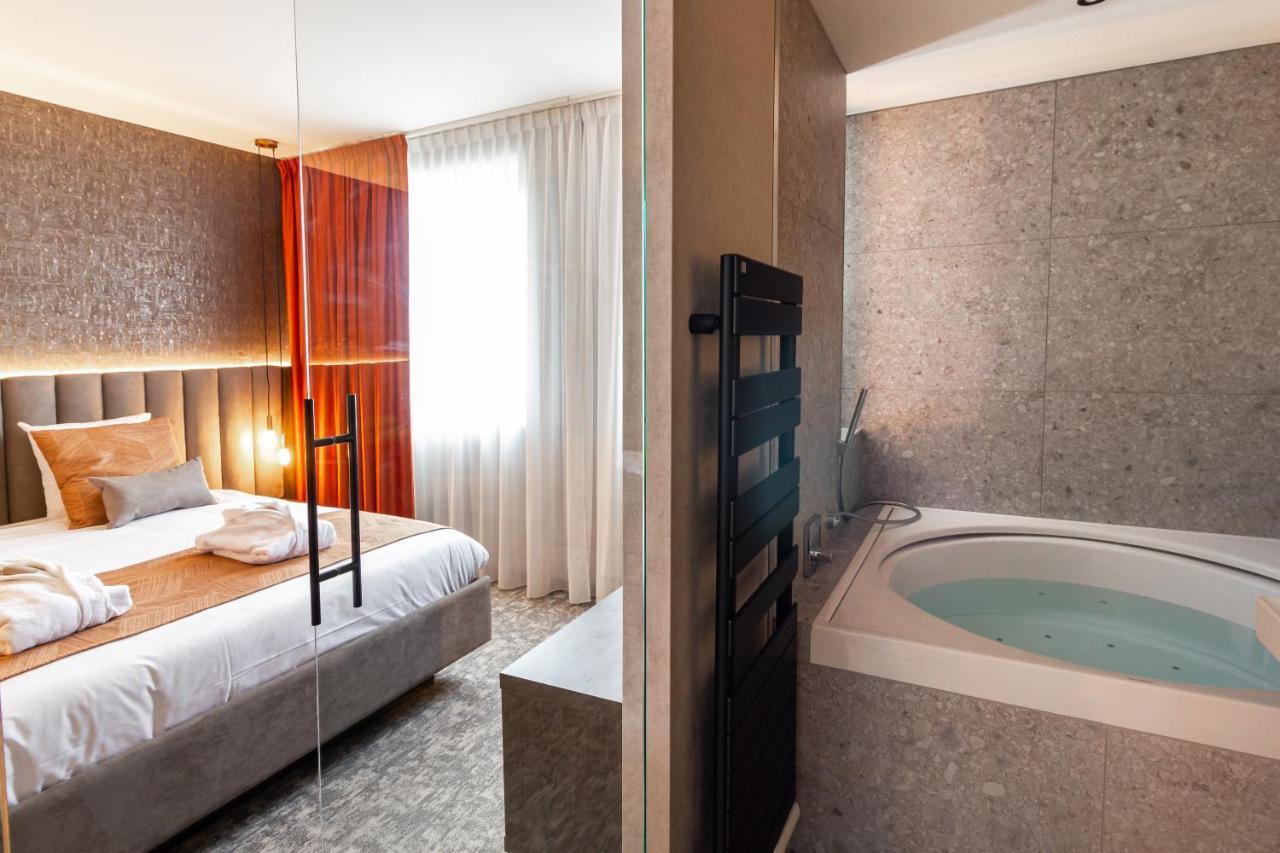 Suite with Hot Tub,1040235571:JPEG